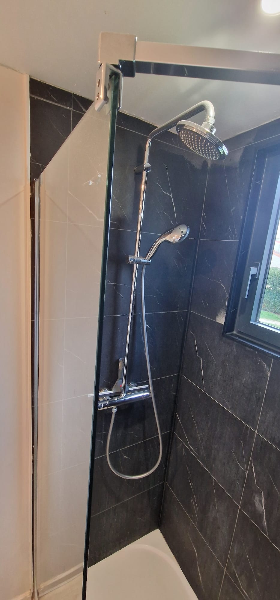 Intérieur cosy du salon avec décoration marine